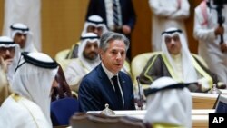 美国国务卿布林肯在利雅得与沙特官员出席会议。（2024年4月29日）