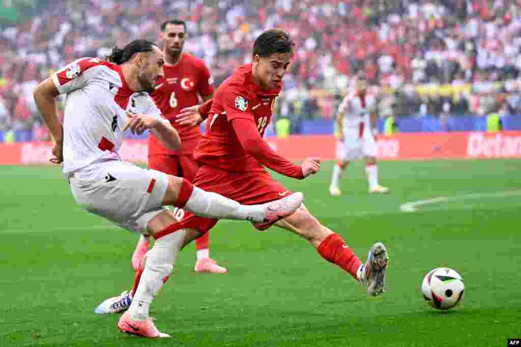 Georgia&#39;s midfielder #06 Giorgi Kochorashvili (L) fights for the ball with Turkey&#39;s forward #19 Kenan Yildiz during the UEFA Euro 2024 Group F football match between Turkey and Georgia at the BVB Stadion in Dortmund, Germany.