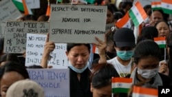 2023 年 5 月 29 日，在印度新德里东北部的家乡曼尼普尔邦，库基部落的一名成员在静坐抗议杀害部落民的过程中哭泣。