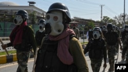 巴基斯坦安全人員在白沙瓦與抗議人士對峙。（2023年5月10日）