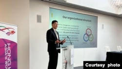 香港醫院管理局行政總裁高拔陞在倫敦向醫學生介紹香港的公營醫療服務。（照片來源：香港政府網站）