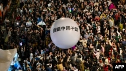 台灣立法院在通過國會改革法案後，支持執政黨民進黨的民眾聚集立法院外，放出「拒絕中國幹政」的氣球。 (2024年5月28日)