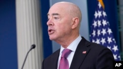 2024年7月15日，美國國土安全部長亞歷杭德羅‧馬約卡斯在華盛頓白宮舉行的記者會上致詞。 (美聯社照片)