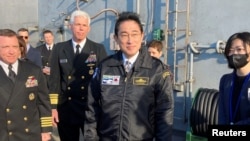 资料照：日本首相岸田文雄登上停泊在东京以南相模湾的美国海军尼米兹级核动力航母里根号。（2022年11月6日）