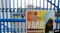 ປ້າຍ​ໂຄ​ສະ​ນາ​ອັນ​ນຶ່ງ​ທີ່​ສັນ​ລະ​ເສີນ​ທ່ານ ຮາ​ດີບ ຊິງ ນິ​ຈ​ຈາ ຕິດ​ຢູ່​ຮົ່ວ​ຂອງວັດ ກູ​ຣູ ນາ​ນັກ ຊິກ ເກີດ​ວາ​ຣາ ໃນ​ເມືອງ ເຊີ​ຣີ, ແຂວງ ບ​ຣິ​ທິ​ສ ໂຄ​ລຳ​ເບຍ, ກາ​ນາ​ດາ, 19 ກັນ​ຍາ 2023.