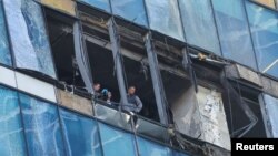 俄羅斯保安部隊成員在莫斯科查看一處據報被烏克蘭無人機襲擊的辦公樓。（2023年8月1日）