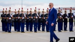 美国总统拜登抵达巴黎奥利机场时走过法国仪仗队的欢迎仪式。（2024年6月5日）