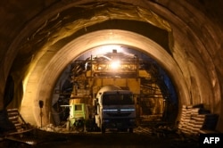 资料照：位于印度阿鲁纳恰尔邦的色拉隧道正在施工。（2021年10月21日）