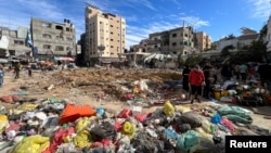 2023年12月16日，以色列與巴勒斯坦伊斯蘭組織哈馬斯在加沙走廊北部持續發生衝突，以色列襲擊卡邁勒阿德萬醫院後，巴勒斯坦人正在檢查廢墟場。 （路透社圖片）