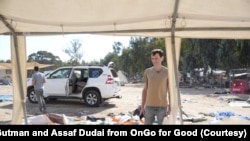 古特曼和恐怖袭击发生后被人们遗留在现场的物品。（照片受访者提供）