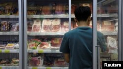 北京一家超市的肉类冰冻柜。（2024年6月13日）