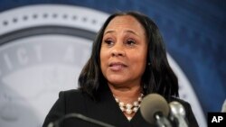 佐治亞州富爾頓郡地區檢察官威利斯在亞特蘭大舉行的一次記者會上講話。(2023年8月14日)