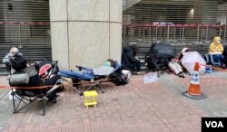 香港民主派初选47人案2月13日踏入第6日审讯，西九龙裁判法院外再现怀疑“排队党”人龙，有人带备露营的折床、折椅通宵露宿轮候法庭旁听席筹号 (美国之音/汤惠芸)