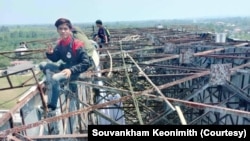 ພາບທີ່ໄດ້ຮັບການສະໜອງຈາກຜູ້ປະກອບການຕິດຕັ້ງປ້າຍໂຄສະນາ ເປີດເຜີຍໃຫ້ເຫັນການເຮັດວຽກຂອງພະນັກງານ ທີ່ກໍາລັງຕິດຕັ້ງໂຄງຮ່າງຂອງຖານປ້າຍ.