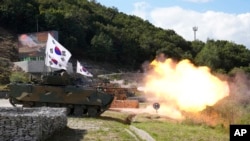 在2022年9月20日的南韓國防博覽會上，南韓陸軍K2坦克進行實彈射擊演示。