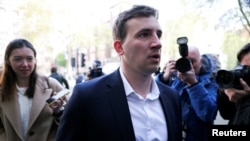 被指控为中国从事间谍活动的克里斯托弗·卡什 (Christopher Cash) 抵达英国伦敦威斯敏斯特地方法院 。（2024年4月26日）