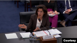 美國商務部長雷蒙多5月8日在國會眾議院撥款委員會作證。 （畫面來源：聯邦眾議院影片截圖。）