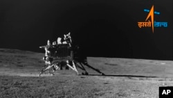 ภาพที่เผยแพร่โดยองค์การวิจัยอวกาศอินเดีย (ISRO) แสดงให้เห็นยานลงจอดวิกรม ที่มองจากกล้องนำทางบนยานสำรวจภาคพื้นดินปรัชญาน เมื่อวันที่ 30 ส.ค. 2023