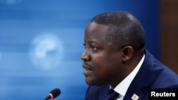 资料照片：2022年12月13日，赞比亚外交部长卡库博在华盛顿与美国国务卿布林肯和刚果民主共和国外交部长卢通杜拉一起参加谅解备忘录签署仪式。（路透社照片）