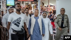 諾貝爾獎得主穆罕默德·尤努斯在杜拜國際機場登上飛往達卡的航班前由阿聯酋航空安保人員護送。 (2024年8月8日)