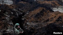 巴赫穆特前線附近戰壕裡的一名烏克蘭軍人。(2023年3月8日)