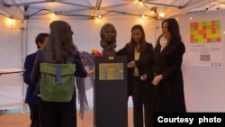 曹順利雕像揭幕，主辦方呼籲日內瓦市政府將此雕像放在市內 (美國之音/李伯安) 