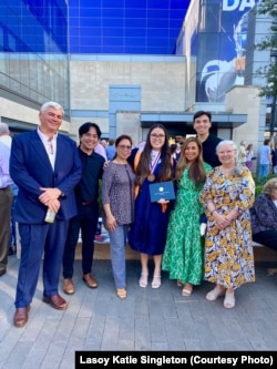 ຍານາງ ຫຼ້າຊ້ອຍ ເຄທີ ຊິງເກີລຕັນ ແລະ ຄອບຄົວ ໃນງານຮັບໃບປະກາດຂອງລູກສາວ ໃນເດືອນ ພຶດສະພາ 2024