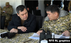 吉爾吉斯斯坦總統薩迪爾·賈帕羅夫(左)和國家安全委員會主席兼事實上的共同統治者坎奇別克·塔希耶夫