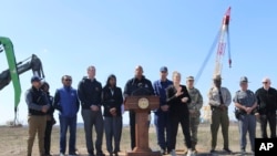 2024年3月29日，美國馬里蘭州州長韋斯·摩爾（Wes Moore）（中）在馬里蘭州斯派羅角的Tradepoint Atlantic物流中心舉行的新聞發布會上發表講話。