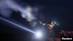 在切尔尼戈夫州，乌克兰某反无人机机动防空部队的军人在战斗中使用机关枪射击。(2024年3月28日)