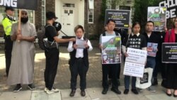 “29原則”執行總監葉七輪在老撾大使館外宣讀聲明要求釋放盧思位