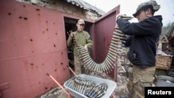 烏克蘭軍人在巴赫穆特前線陣地給防空高炮裝載彈藥。（2023年4月12日）