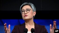 澳大利亞外長黃英賢在堪培拉的全國新聞俱樂部發表講話。（2023年4月17日）