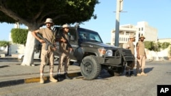 ເຈົ້າ​ໜ້າ​ທີ່​ຮັກ​ສາ​ຄວາມ​ສະ​ຫງົບ​ລີ​ເບຍ ຢືນ​ຍາມ​ທີ່​ນະ​ຄອນ​ຫຼວງ​ຕ​ຣີ​ໂປ​ລີ ເມື່ອ​ວັນ​ທີ 16 ສິງ​ຫາ 2023. ການ​ປະ​ທະ​ກັນ​ລະ​ຫວ່າງ​ທະ​ຫານ​ບ້ານ​ ຢູ່​ນະ​ຄອນ​ຫຼວງ​ລີ​ເບຍ ເຮັດ​ໃຫ້​ມີ​ຜ​ູ້​ເສຍ​ຊີ​ວິດ​ຢ່າງ​ໜ້ອຍ 45 ຄົນ ອີງ​ຕາມ​ເຈົ້າ​ໜ້າ​ທີ່​ການ​ແພດ. 