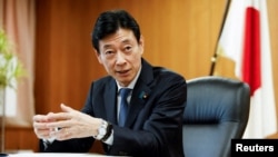 資料照：日本經濟產業大臣西村康稔（Yasutoshi Nishimura）在東京接受路透社採訪。（2023年4月5日）