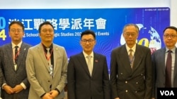 台灣立法院副院長江啟臣（中）出席淡江大學戰略研究所舉辦研討會，呼籲兩岸應恢復對話，同時台灣也應深化對美軍事交流合作，憑實力享有和平。 （美國之音特約記者楊安攝影）