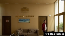 在安納克利亞酒店工作20年的達塔·加貝利亞望著酒店窗外