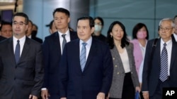 台湾前总统马英九在台北桃园国际机场启程再次访问中国。（2024年4月1日）