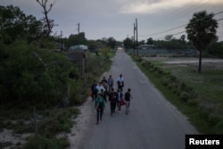 一组来自中国的移民正在美国德克萨斯州寻找边防巡逻人员以便进入美国的移民程序。（2023年4月4日）