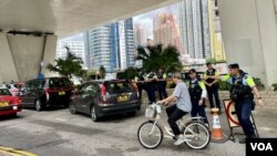 途經西九龍裁判法院的車輛甚至騎單車都要被警方截查。(美國之音照片)
