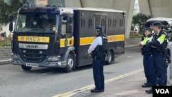 香港壹传媒创办人黎智英国安案，控方第4名从犯证人、“12港人”之一李宇轩，3月13日由俗称“铁甲威龙”的高度设防囚车，押送到西九龙裁判法院，首日出庭作供 (美国之音/汤惠芸)