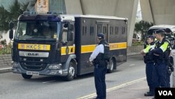 香港壹傳媒創辦人黎智英國安案，控方第4名從犯證人、”12港人”之一李宇軒，3月13日由俗稱”鐵甲威龍”的高度設防囚車，押送到西九龍裁判法院，首日出庭作供。(美國之音湯惠芸)