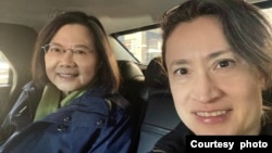 台灣總統蔡英文(左)過境美國與台灣駐美大使蕭美琴合照(照片來源：蕭美琴臉書)