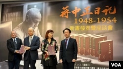 蔣家代表蔣方智怡和蔣經國國際學術交流基金會董事長錢復接受贈書。 （美國之音記者林乃絹拍攝）