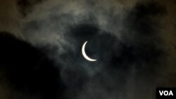 大約東岸時間下午三點二十分，由於在日全蝕地帶外圍，華府地區的日蝕已到達了最頂峰，大概87.5%左右。（攝影：美國之音記者莫幹生）