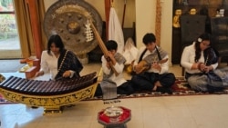 ອາຈານ ແຊມ, ຜູ້ທີ່ສອນດົນຕີພື້ນເມືອງລາວ ໃຫ້ກັບເດັກນ້ອຍ ດ້ວຍການປະສົມປະສານການຮຽນຮູ້ກັບດົນຕີສາກົນ