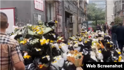 2023年10月28日中国安徽合肥红星路李克强故居前民众献花的悼念现场。（照片来自网络视频）