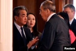 中國外交事務主管王毅與俄羅斯外長拉夫羅夫在莫斯科會談前交談。 （2023年2月22日）