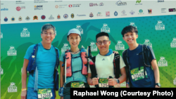 黃浩銘(右二)完成毅行者比賽後在終點留影。(圖片來源：黃浩銘臉書網站)