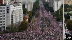 在10月15日波蘭舉行大選前，成千上萬的民眾聚集在華沙舉行支持反對黨的遊行集會。(2023年10月1日)